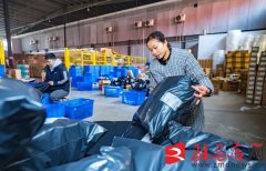 工人们杂乱无章着调味、分拆和包拆功课